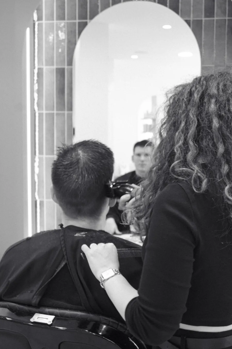 Moment de coiffage dans le salon