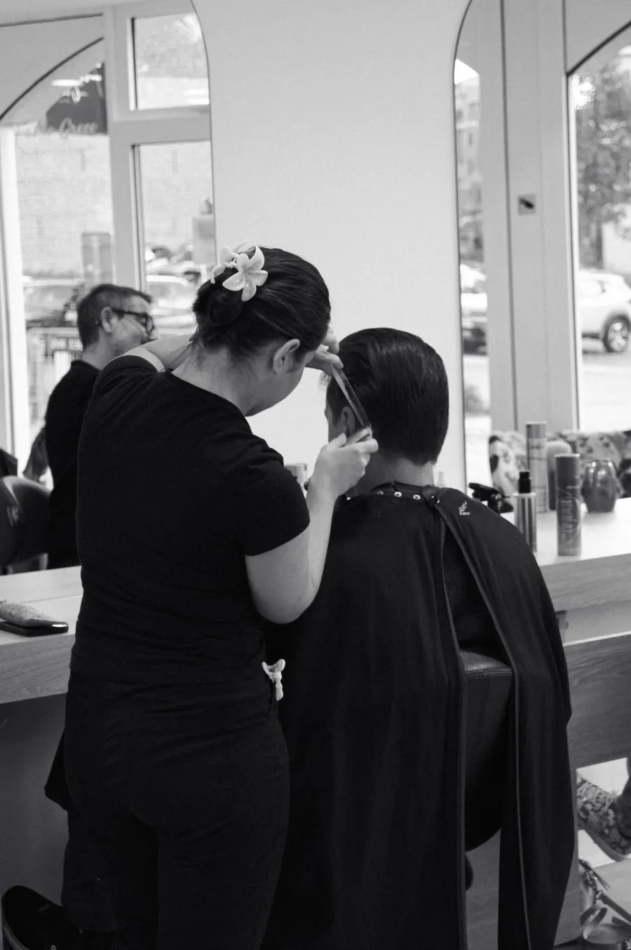 Coiffeur et cliente en consultation