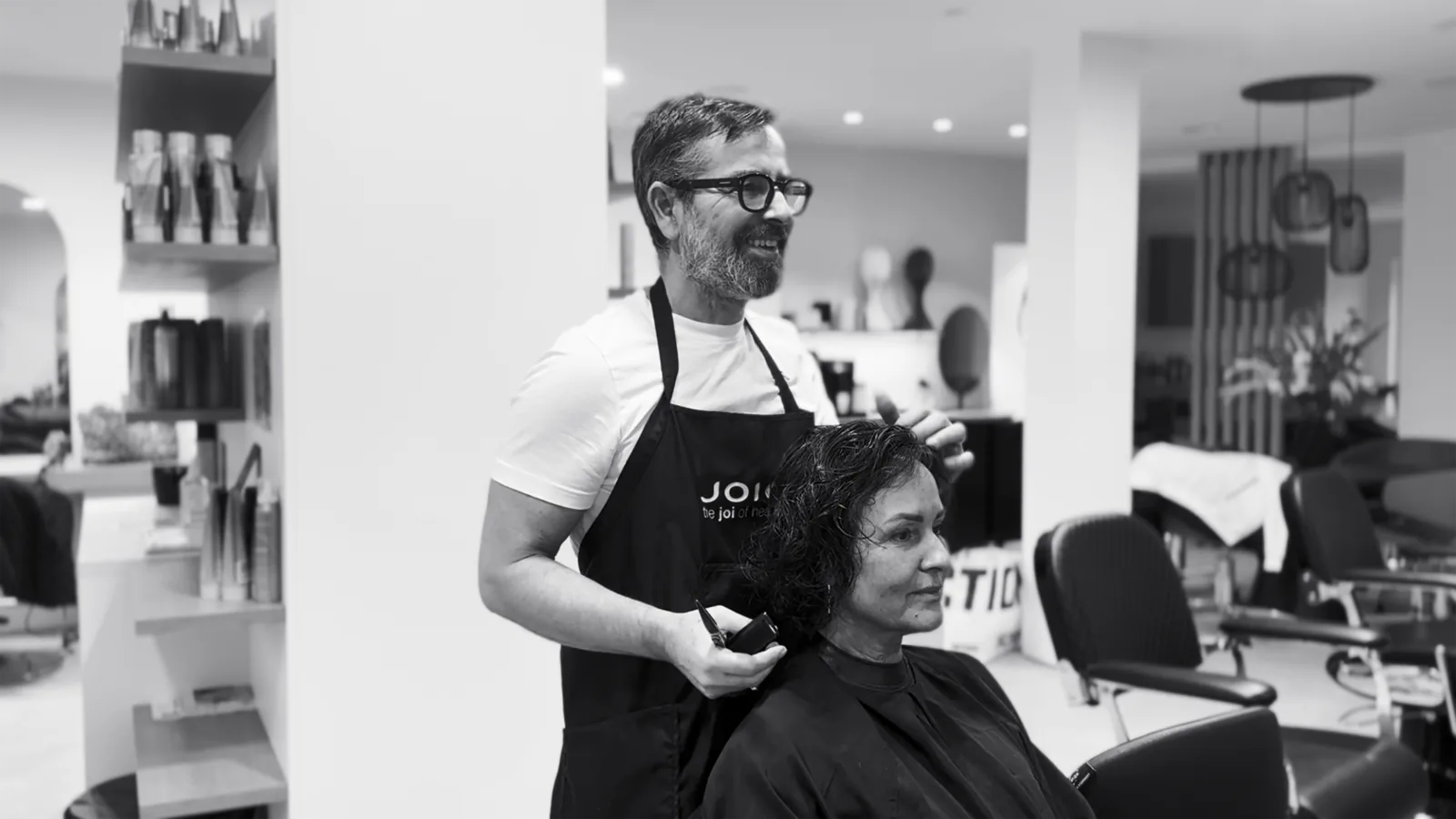 Fabio Greco coupe les cheveux d'une cliente dans le salon